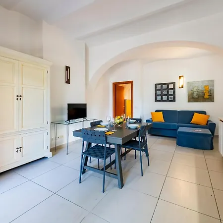 Guesthost - Alba Charming Flat With Parking