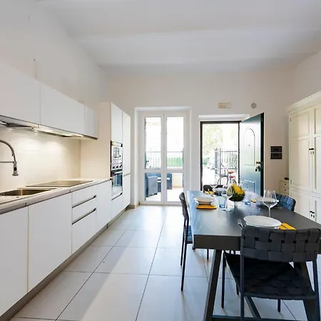 Guesthost - Alba Charming Flat With Parking