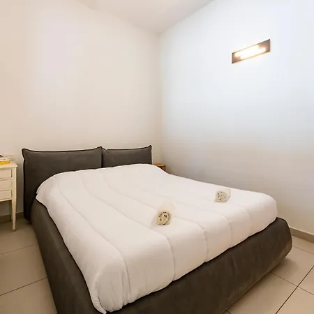 Guesthost - Alba Charming Flat With Parking