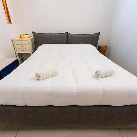 Guesthost - Alba Charming Flat With Parking Appartamento